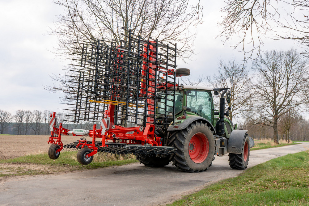 Pöttinger Tinecare V 12050 Master, une nouvelle herse étrille d’une largeur de travail de 12 m