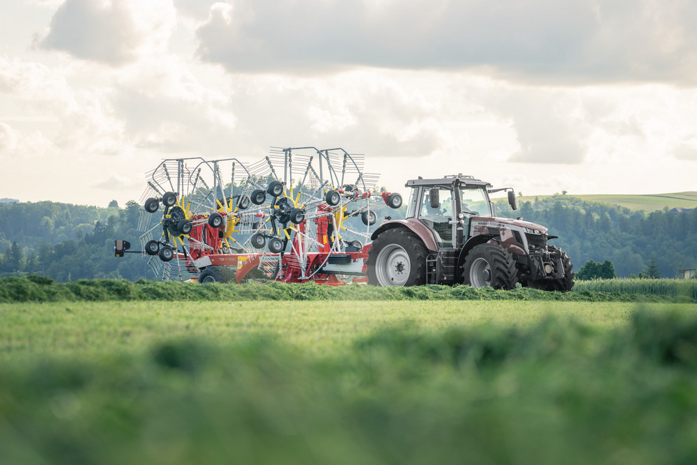 L’andaineur à quatre rotors Pöttinger TOP VT 12540 C est désormais compatible ISOBUS