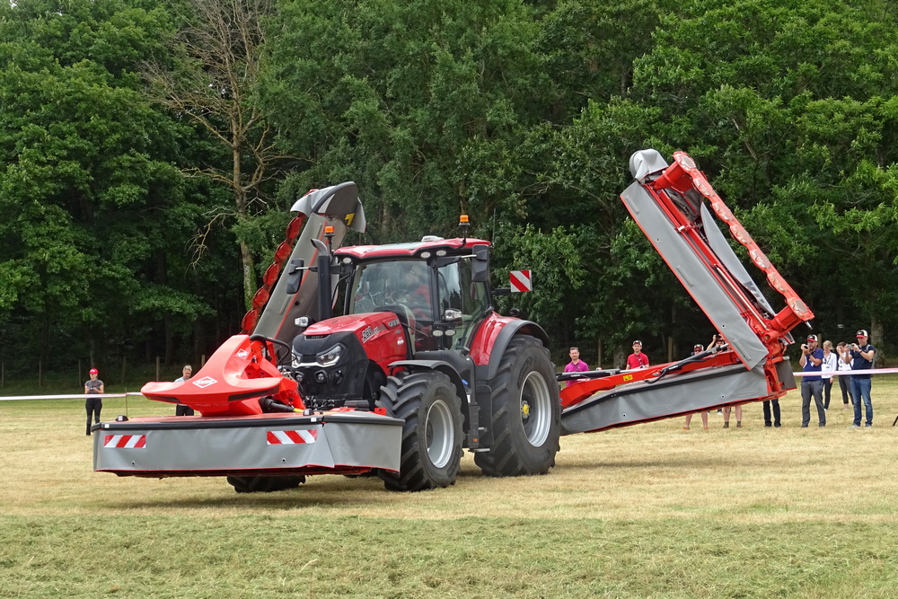 Le repliage de la faucheuse Kuhn GMD 15030.