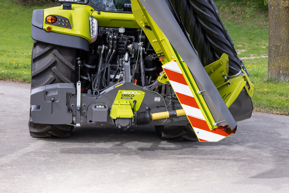 Les nouveaux contrepoids disponibles en option permettent de mieux répartir la charge sur les roues arrière du tracteur, notamment en dévers ou avec un tracteur léger.