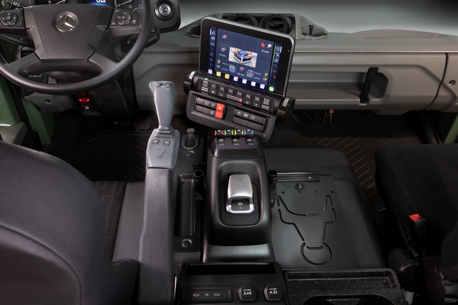 UNI-TOUCH® a été développé pour pouvoir rivaliser avec la technologie présente dans les tracteurs. Cette interface est composée d’un écran tactile de 10,5 pouces pivotant et réglable en inclinaison ainsi que de différents boutons programmables et d’un joystick.