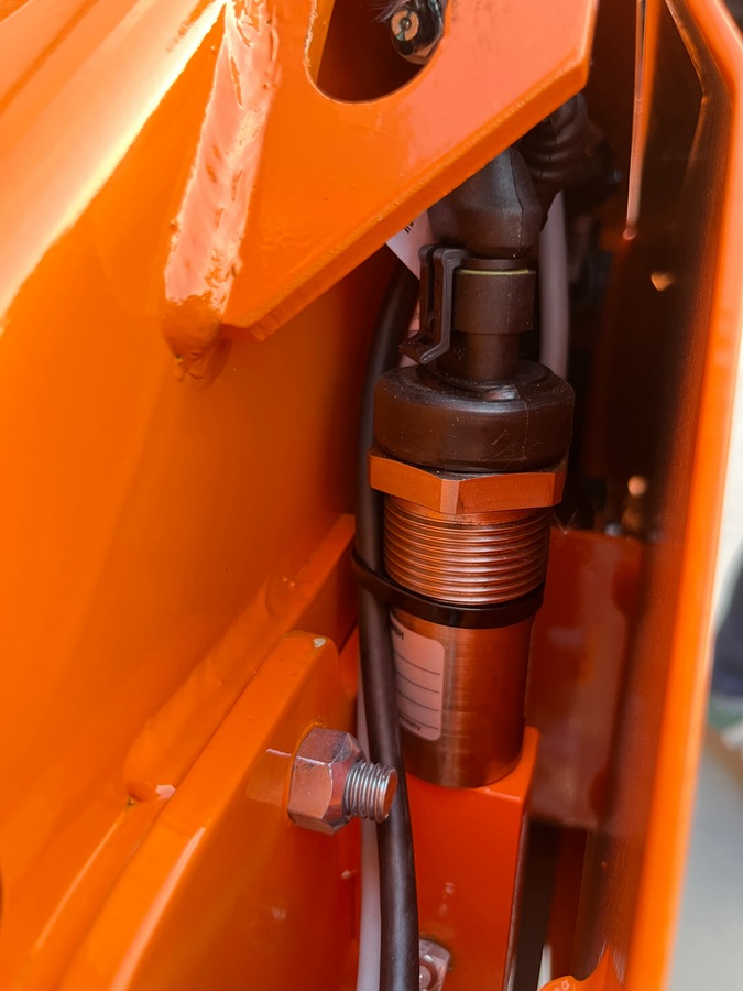 Les rouleaux des nouveaux broyeurs Mulag sont dotés de capteurs. Grâce à ceux-ci, un ajustement manuel par l’opérateur n’est plus nécessaire. Quelle que soit la position de la tête de coupe, le délestage règle automatiquement sa pression d’appui au sol.