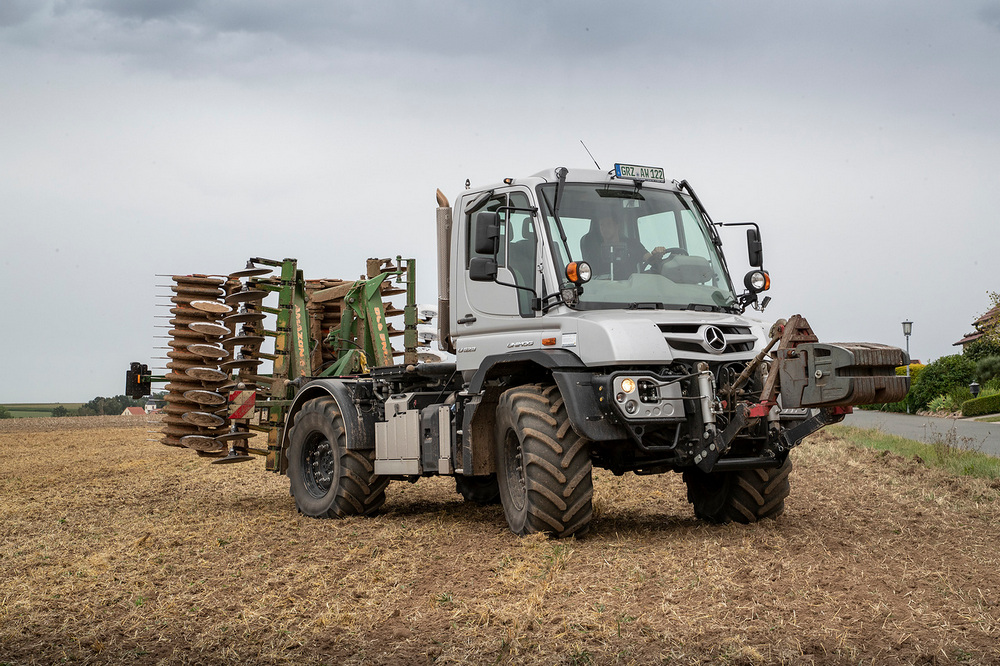 L’Unimog est un véritable engin agricole qui peut être doté de relevages avant et arrière.