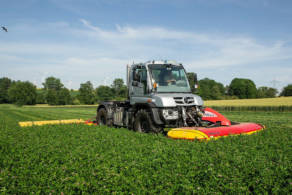 L’Unimog est un véritable engin agricole qui peut être doté de relevages avant et arrière.