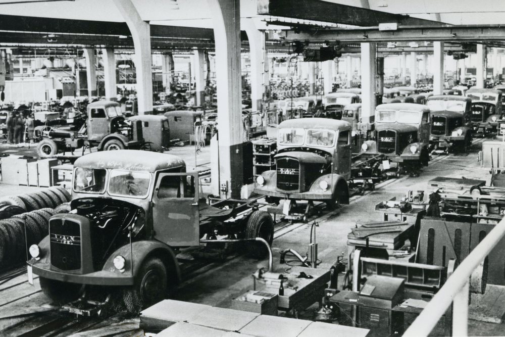 Le hall d'assemblage des camions à l'usine MAN de Munich en 1955.