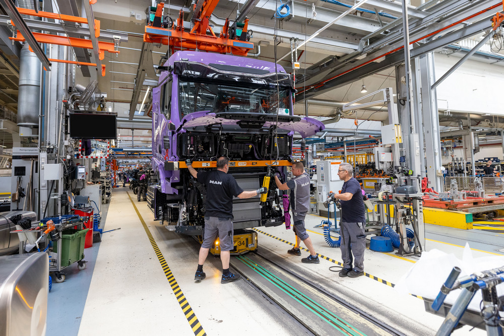 Les camions électriques sont fabriqués sur la même ligne de production que les camions diesel. La capacité de production maximale est actuellement d'environ 100 camions par jour, quel que soit le type d'entraînement. Il faut environ huit heures pour fabriquer chaque camion.