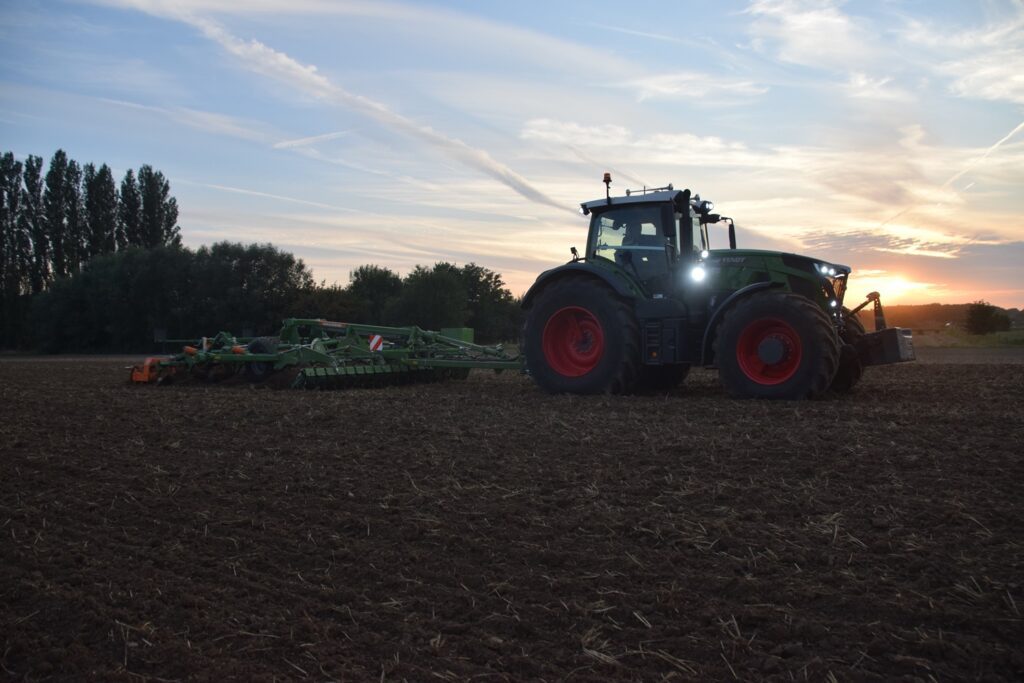 La plus grande machine lors de la démo, la Ceus 5000 2TX, est disponible en largeurs de travail de 3 à 7 mètres et demande environ 50 à 80 chevaux par mètre. Un tracteur puissant est donc indispensable. La machine dispose d’un déchaumeur à disques à l’avant, suivi d’un champ de dents, de disques niveleurs, d’un rouleau et enfin d’une herse.