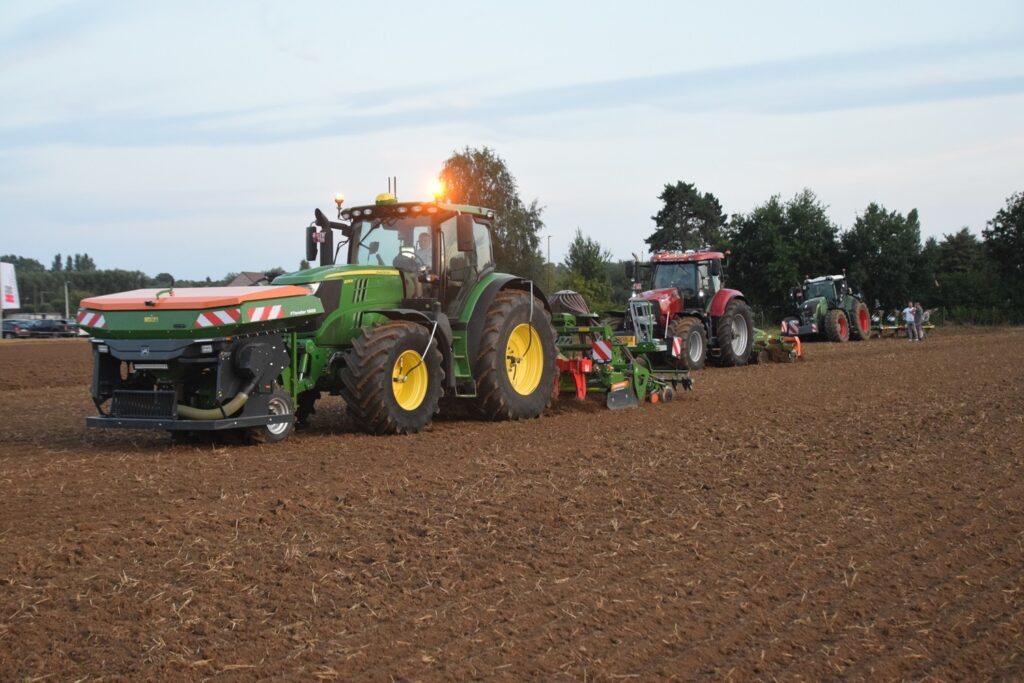 Le fait que l’attention se concentre sur les machines Amazone s’est illustré par la présence de tracteurs de différentes marques (même si Van der Haeghe est importateur de Fendt).