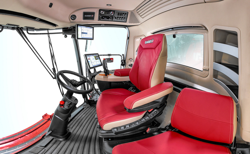 Les écrans Pro1200 offrent une visibilité en temps réel. Le siège premium est pivotant, climatisé, chauffant et doté de fonctions de massage.
