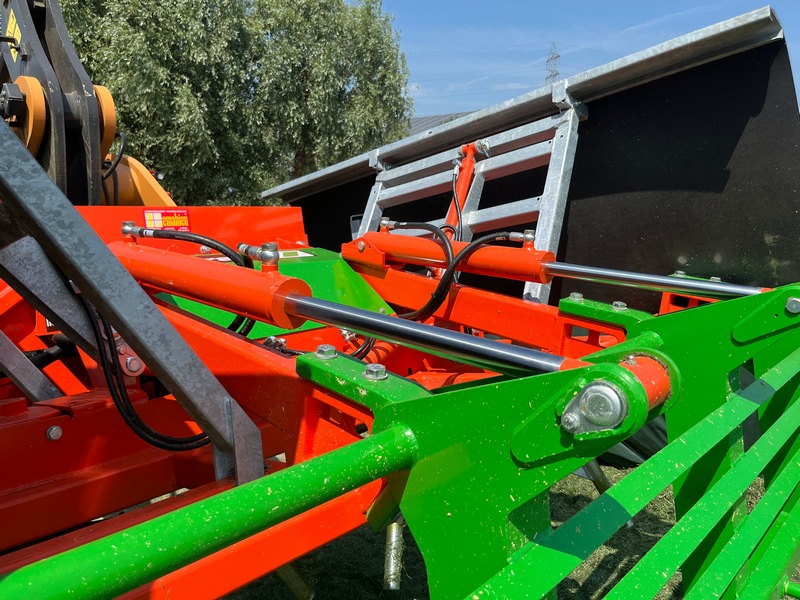 5. La fourche d’ensilage est repliable hydrauliquement.