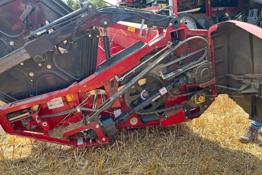 Le tablier G541V est doté d’une nouvelle cinématique simplifiée. Ainsi, l’entraînement par courroies a été remplacé par des boîtiers de renvois d’angle et une prise de force télescopique.