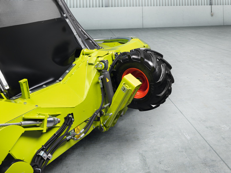 Pour un suivi du sol précis, le bec Orbis 10500 de 14 rangs est équipé de roues stabilisatrices régulées activement.