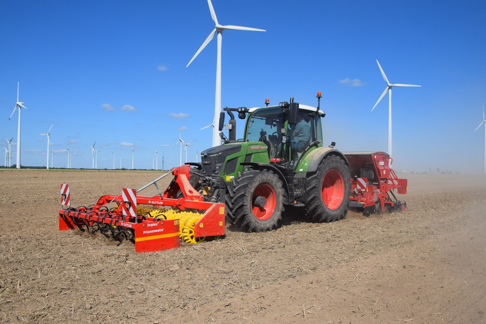 Le Fendt 516 est idéal pour travailler avec un outil frontal.