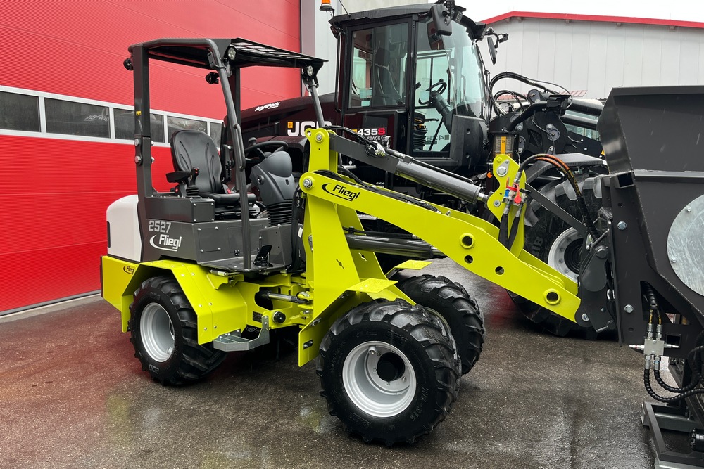 Le chargeur Fliegl 2527 atteint une hauteur de levage de 2 900 mm tout en conservant une excellente stabilité grâce au centre de gravité bas.