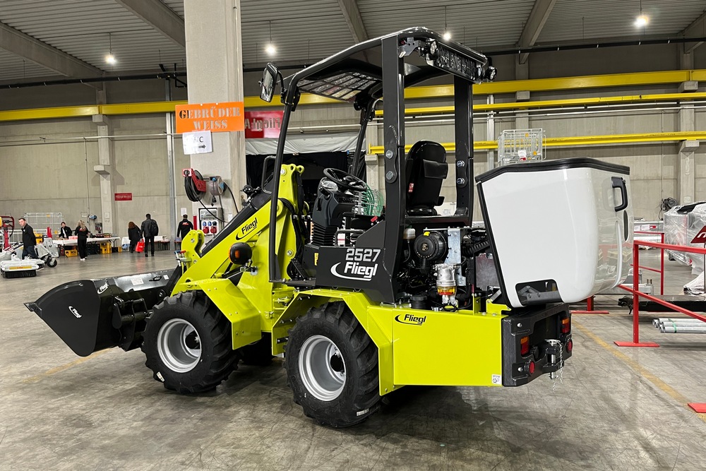 Le Fliegl 2527 est motorisé par un 3 cylindres diesel Yanmar de 37 ch conforme à la norme Stage V.