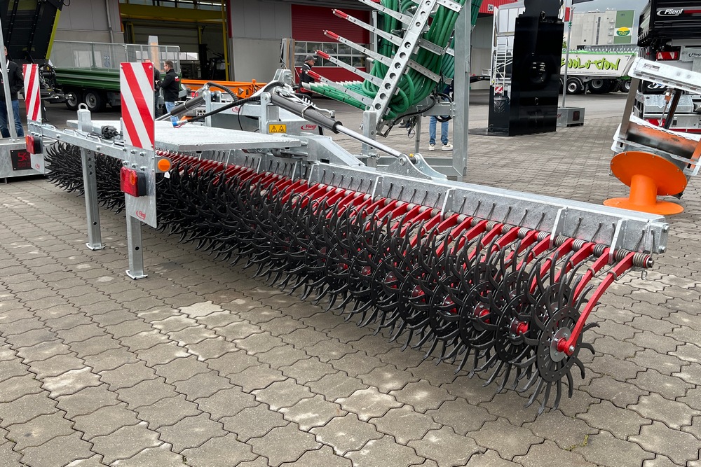 Une nouvelle houe rotative chez Fliegl