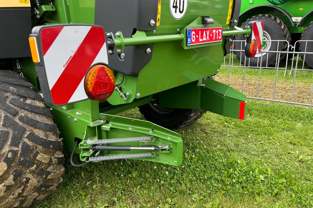 Une pince hydraulique sur les presse à balles rondes Krone