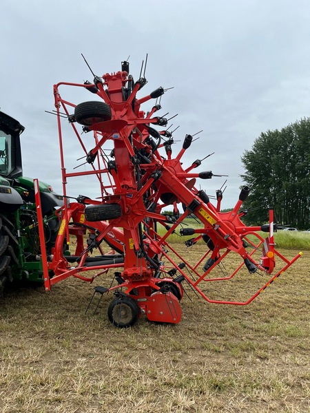 2. En position transport, la machine a une largeur de 2,99 m. Sa hauteur est limitée à 3,85 m avec une garde au sol de 20 cm.