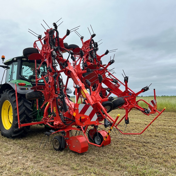 2. En position transport, la machine a une largeur de 2,99 m. Sa hauteur est limitée à 3,85 m avec une garde au sol de 20 cm.
