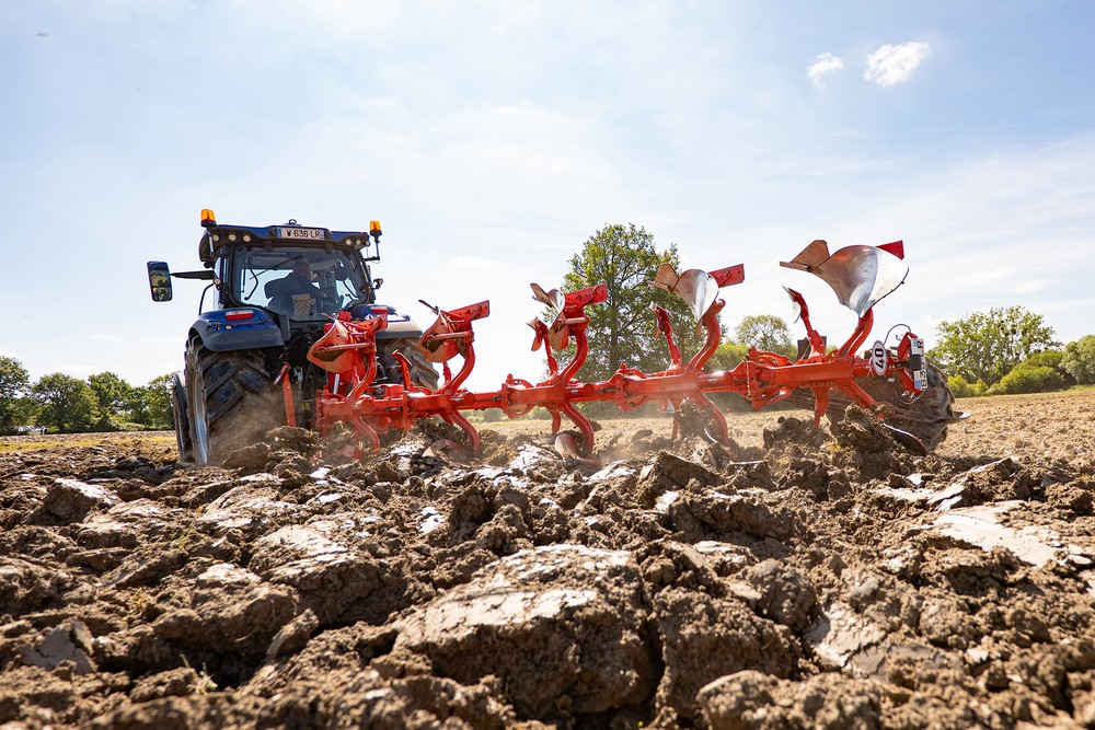 Kuhn Master M : quand une charrue portée se comporte comme un chariot sur la route