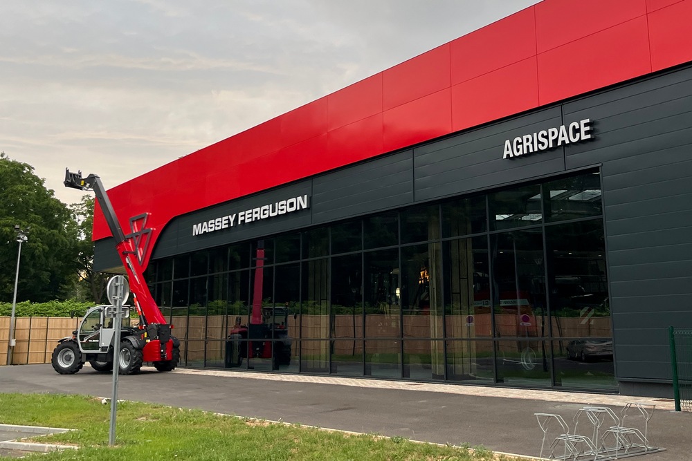 En avril dernier, Massey Ferguson a inauguré à Beauvais l’Agrispace, centre de 2 800 m² dédié aux clients, combinant showroom, musée et restaurant.