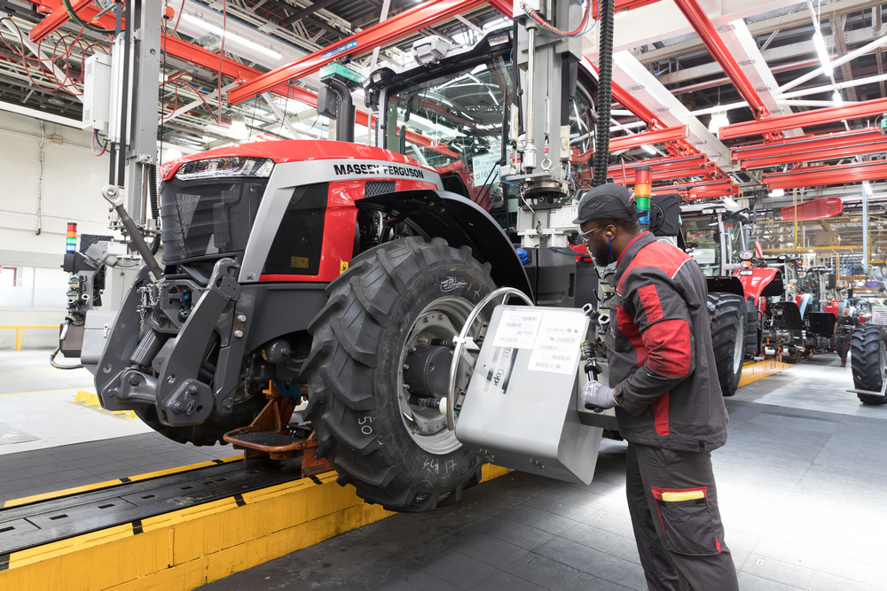 Les opérateurs utilisent une machine qui permet de serrer tous les écrous au bon couple en une seule fois.