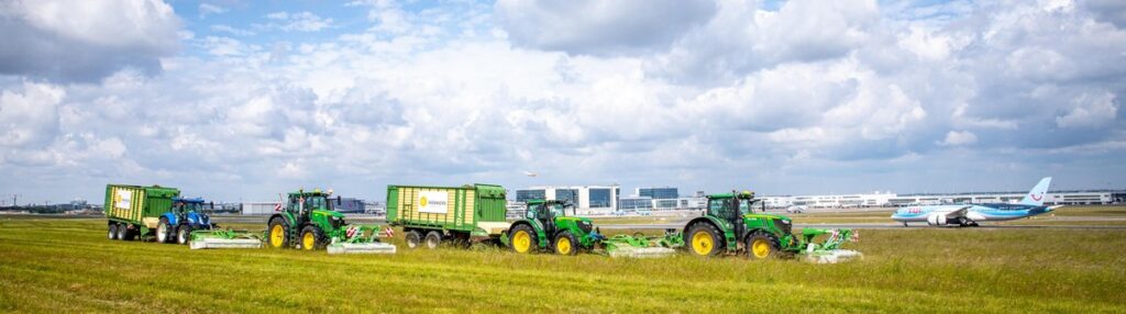 Werkers s'occupe du fauchage des zones enherbées situées autour des pistes des aéroports.