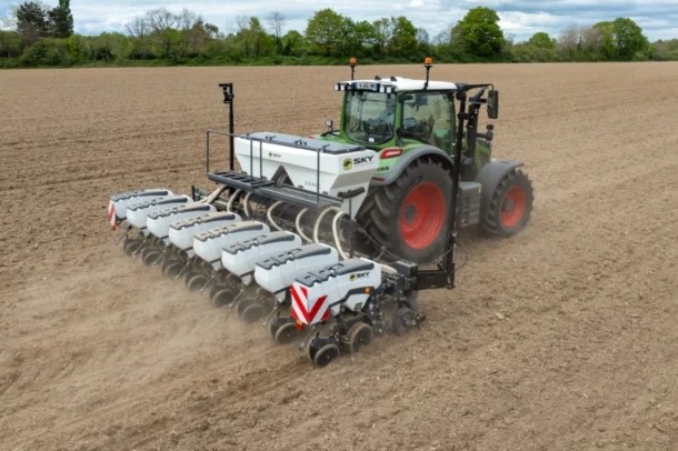 Une trémie de fertilisation peut être intégrée au semoir.