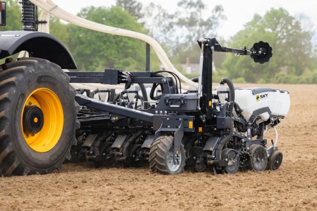 SKY Agriculture dévoile son semoir monograine Sonic. Il permet de semer à différents inter-rangs et à plus de 12 km/h.