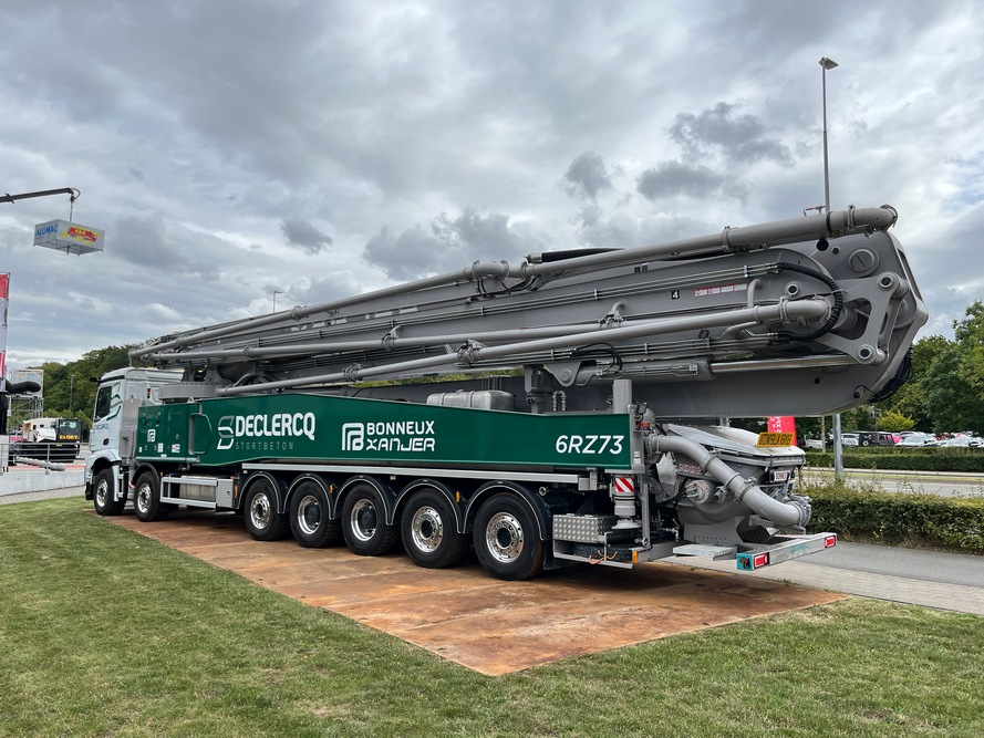 Les visiteurs ont pu découvrir un Mercedes-Benz Arocs 4553K avec une pompe à béton inédite de 73 mètres.
