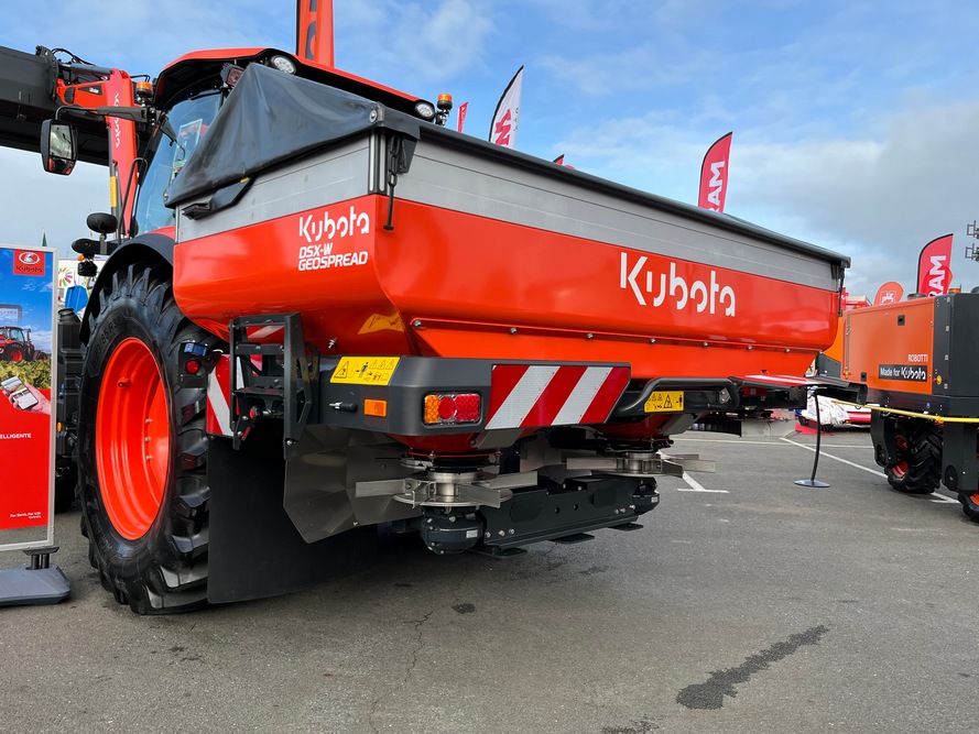 Un épandage précis grâce à la fonctionnalité TIM des distributeurs d'engrais Kubota