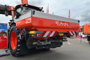 Un épandage précis grâce à la fonctionnalité TIM des distributeurs d'engrais Kubota