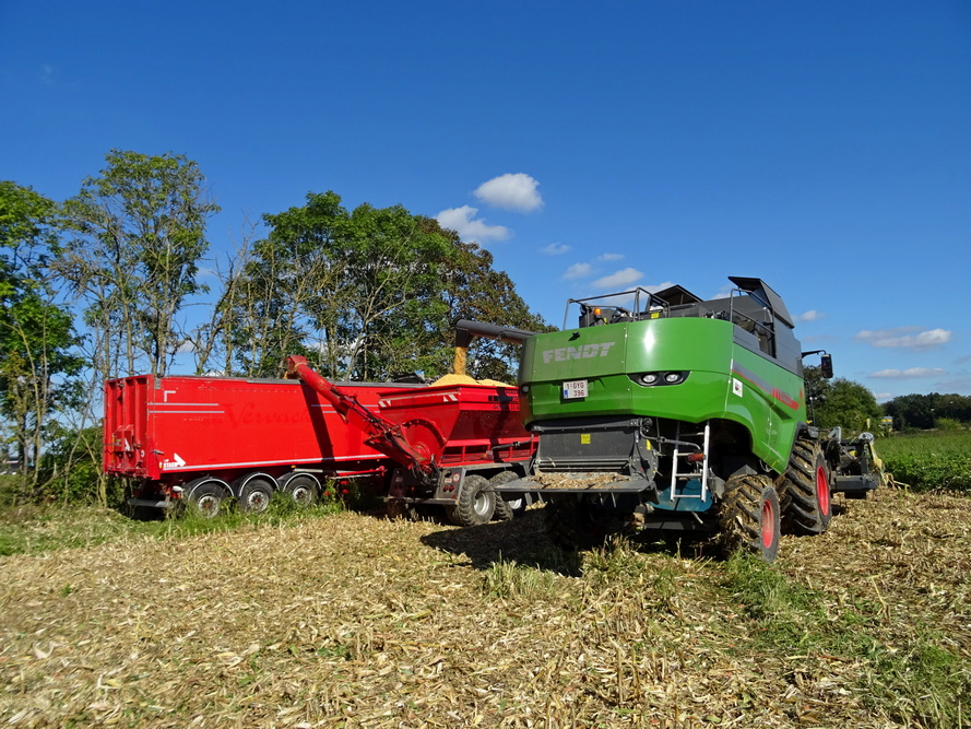 Déchargement de la Fendt 5275c dans le transbordeur Deroo qui est occupé de vider dans une benne de camion.
