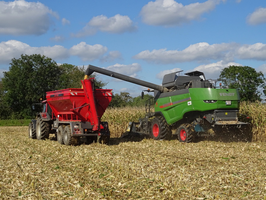 Pour éviter le temps perdu et améliorer le débit de chantier, la Fendt 5275c est déchargée en roulant dans le transbordeur.