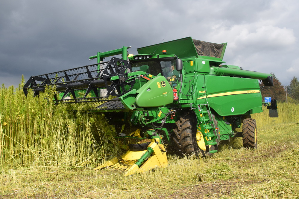 En 2023, nous avons vu une T670i équipée d'un système DoubleCut DC4510, une combinaison d'une barre de coupe surmontée d'un deuxième plateau de coupe.