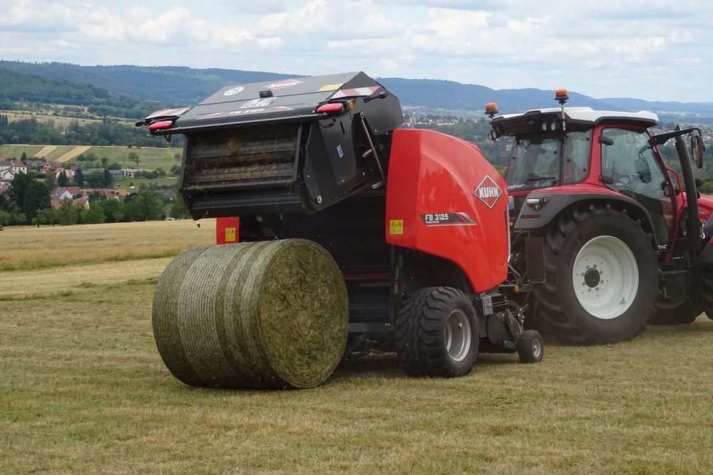 Kuhn FB 3125 : une nouvelle presse à balles rondes à chambre fixe dédiée aux éleveurs
