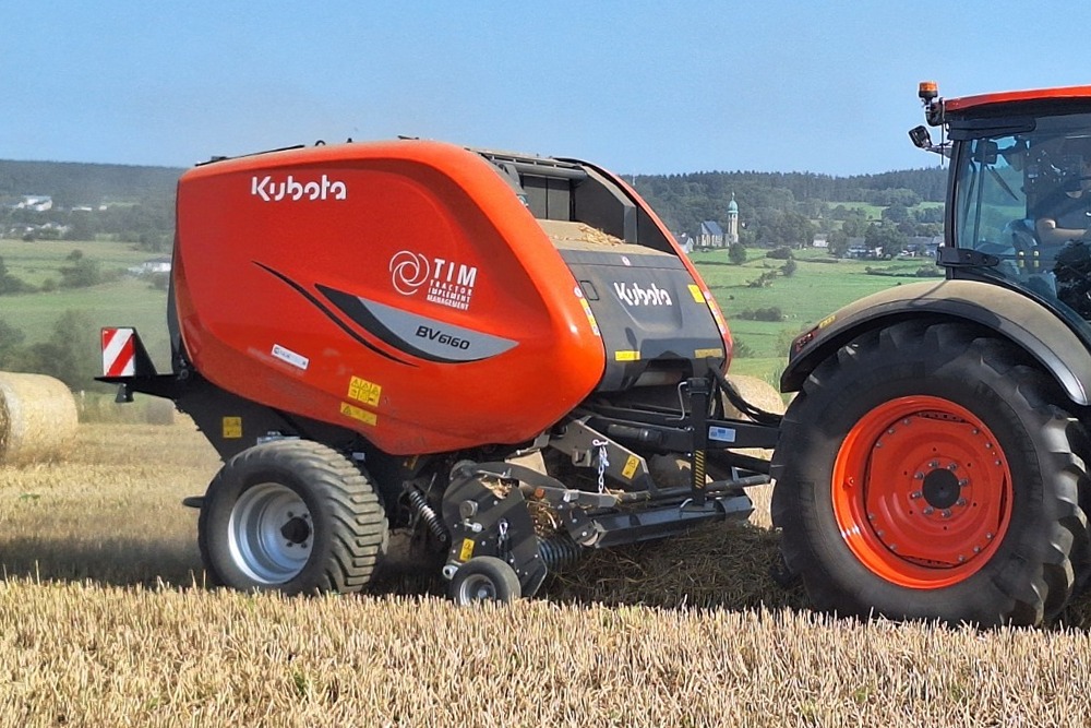 La presse à balles rondes Kubota BV6160 contrôle le tracteur grâce à la technologie TIM