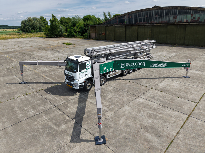 Mercedes-Benz Arocs 4553K accueille une pompe à béton inédite de 73 mètres