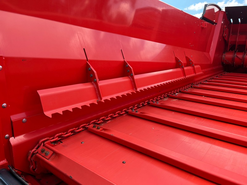 Le système breveté Unroll System est composé de pinces hydrauliques à l’intérieur de la caisse.