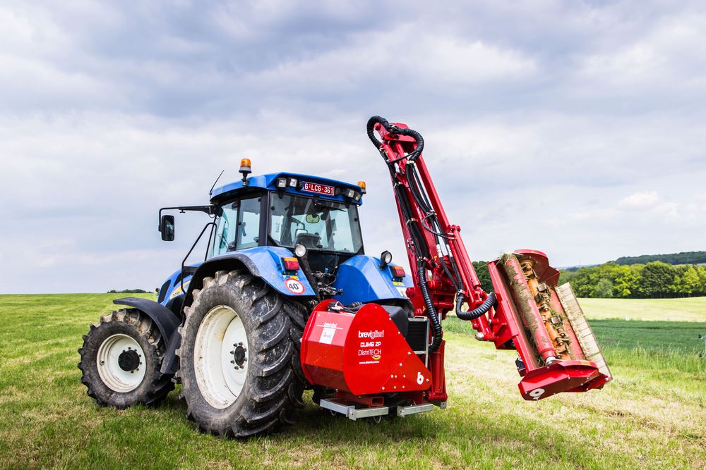 Le Climb ZP(N) est l'un des modèles les plus populaires auprès des entrepreneurs agricoles, des paysagistes et des municipalités. Cela s'explique notamment par son bras télescopique d'une portée de 6 m et sa commande électrohydraulique. La faucheuse à fléaux mesure 1,25 m de large.