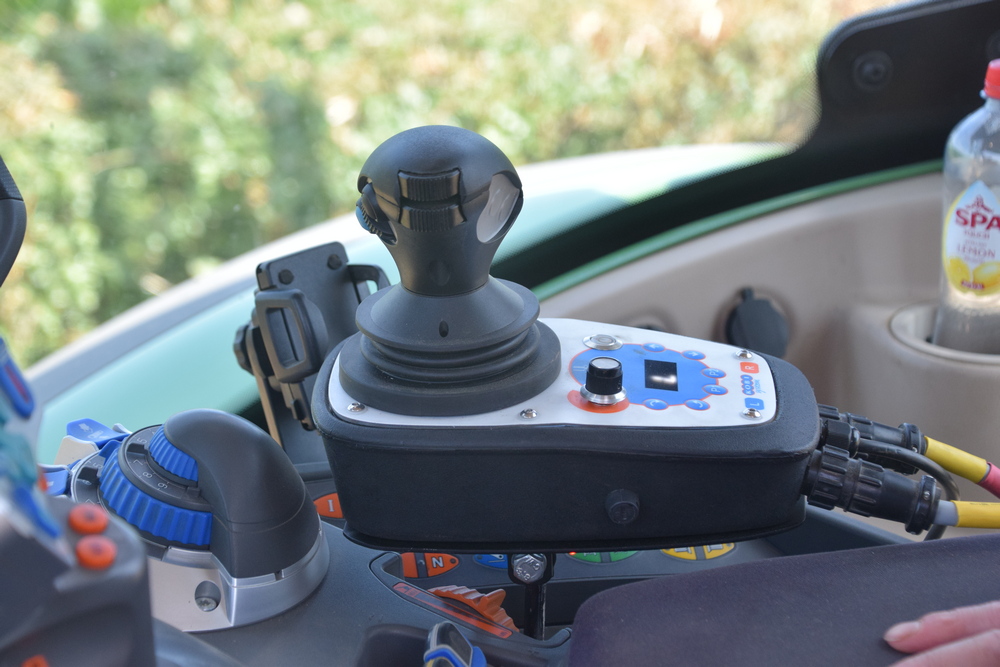 Depuis cette année, le Climb ZP(N) est équipé d'un nouveau joystick qui ressemble davantage à un levier ou à un bouton de commande. Cela rend le bras beaucoup plus ergonomique à utiliser. Sur le Climb GC, le joystick est en option.