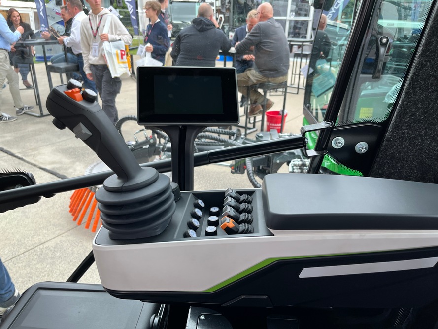Un joystick regroupe les principales fonctions du porte-outil électrique.