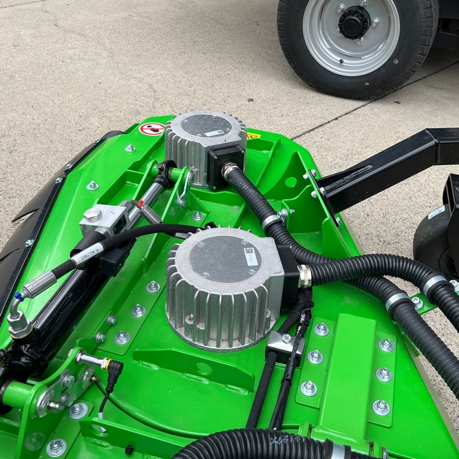 L’AllTrec 8015F a pour particularité d’avoir des moteurs électriques placés directement sur les organes rotatifs des outils.