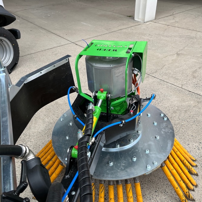 L’AllTrec 8015F a pour particularité d’avoir des moteurs électriques placés directement sur les organes rotatifs des outils.