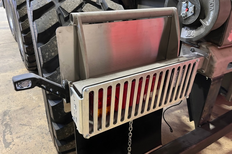 Simon Lefèbvre est assez attentif aux petits détails qui permettent d’obtenir des produits de qualité. Par exemple, le fil des feux de gabarit des Rhinos est protégé. Sur le porte-caissons Roll68XL, les supports des phares arrière et des garde-boue sont en inox.