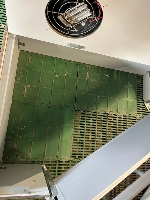 Le sol des nids est constitué d’une plaque pleine en PVC. Celle-ci peut être chauffante, pour améliorer encore le confort des porcelets.