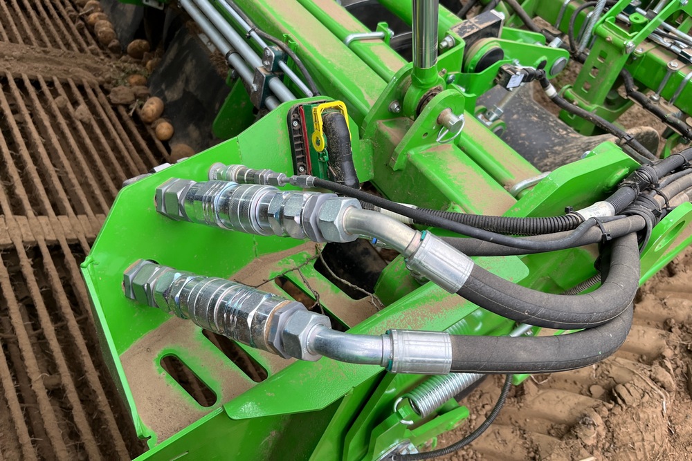 Il est désormais possible de changer rapidement l’unité d’arrachage grâce aux raccords hydrauliques rapides.