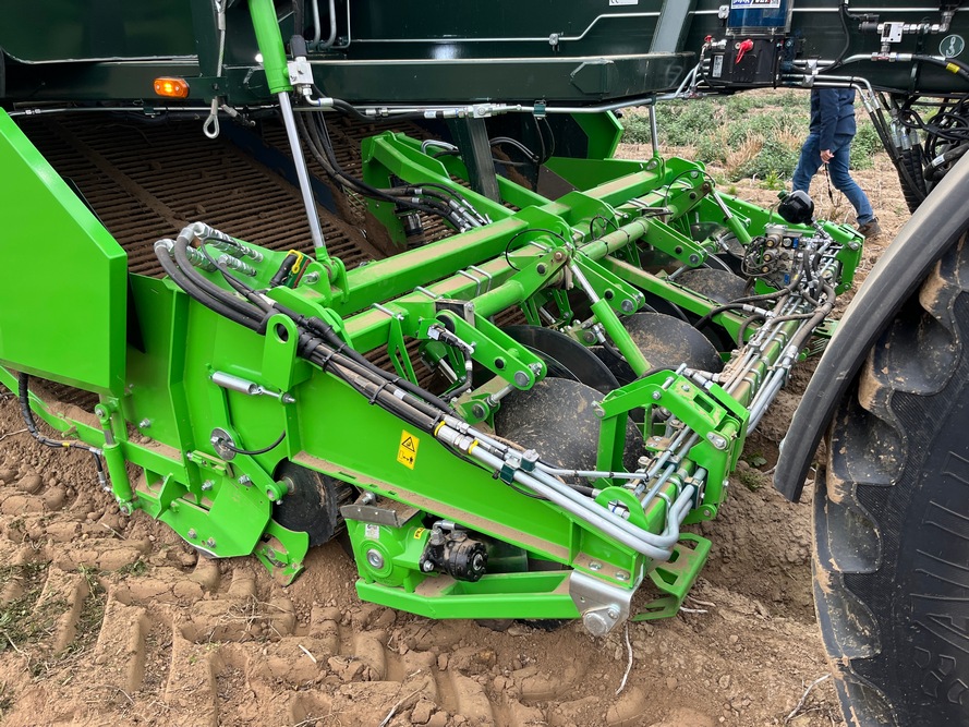 Il est désormais possible de changer rapidement l’unité d’arrachage grâce aux raccords hydrauliques rapides.