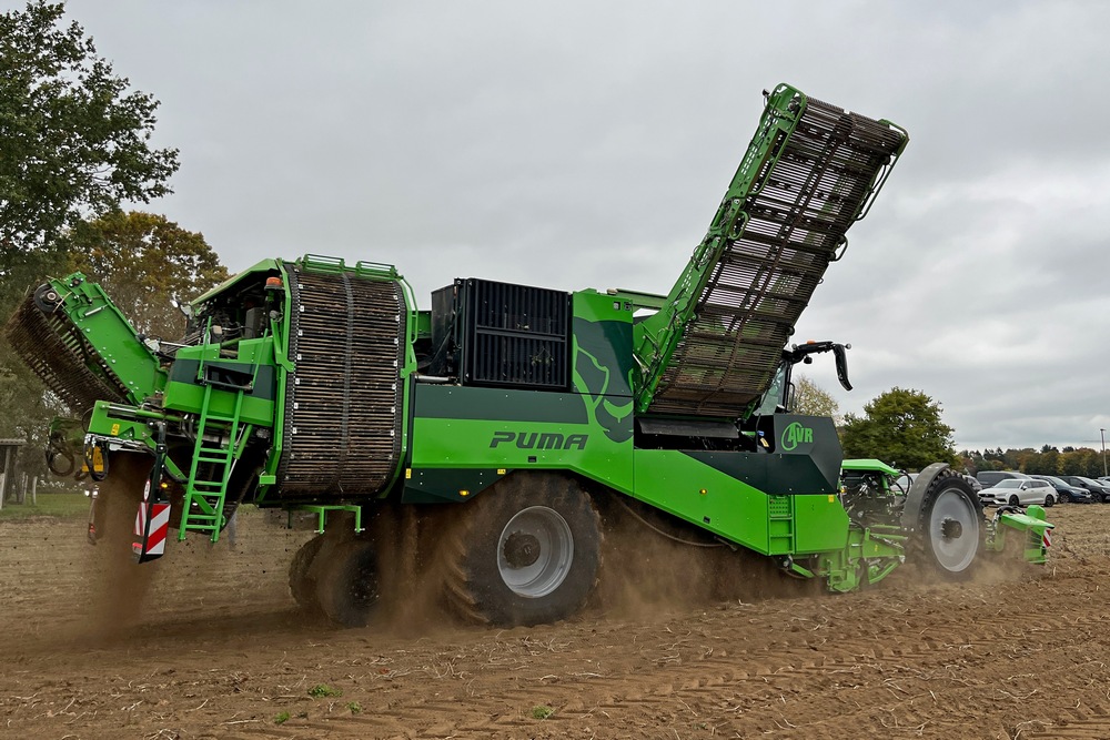 L'empattement de l’arracheuse a été allongé pour permettre d’augmenter la capacité de nettoyage.