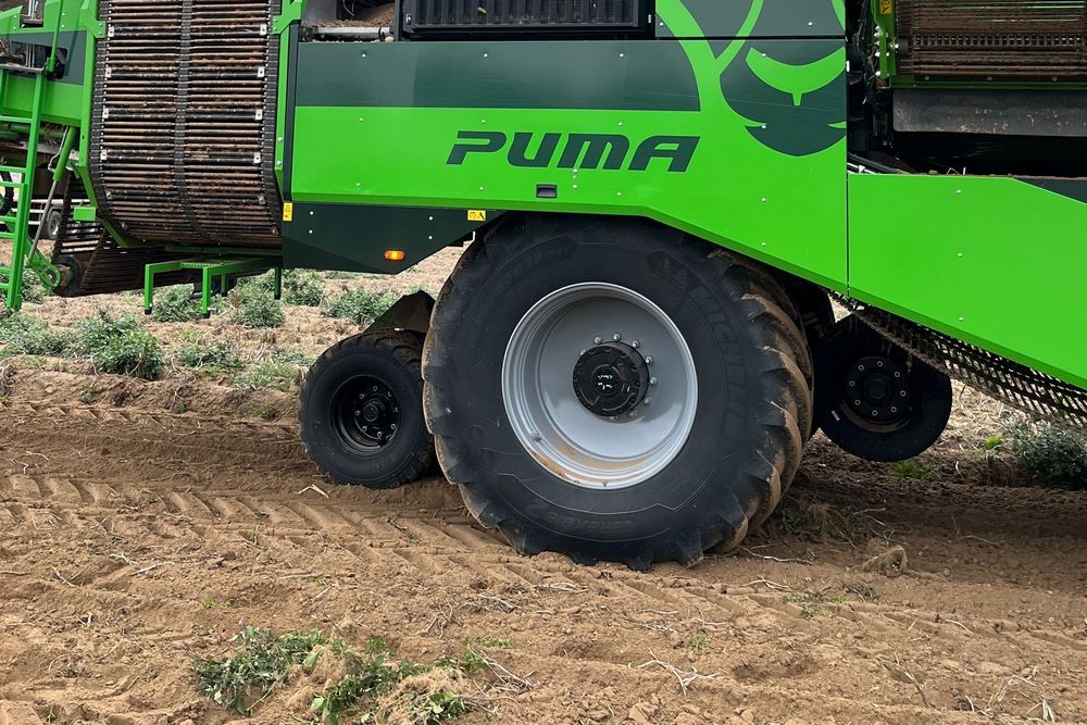 5. “Le troisième essieu peut aussi être utilisé dans les champs, par exemple quand la trémie est pleine”.